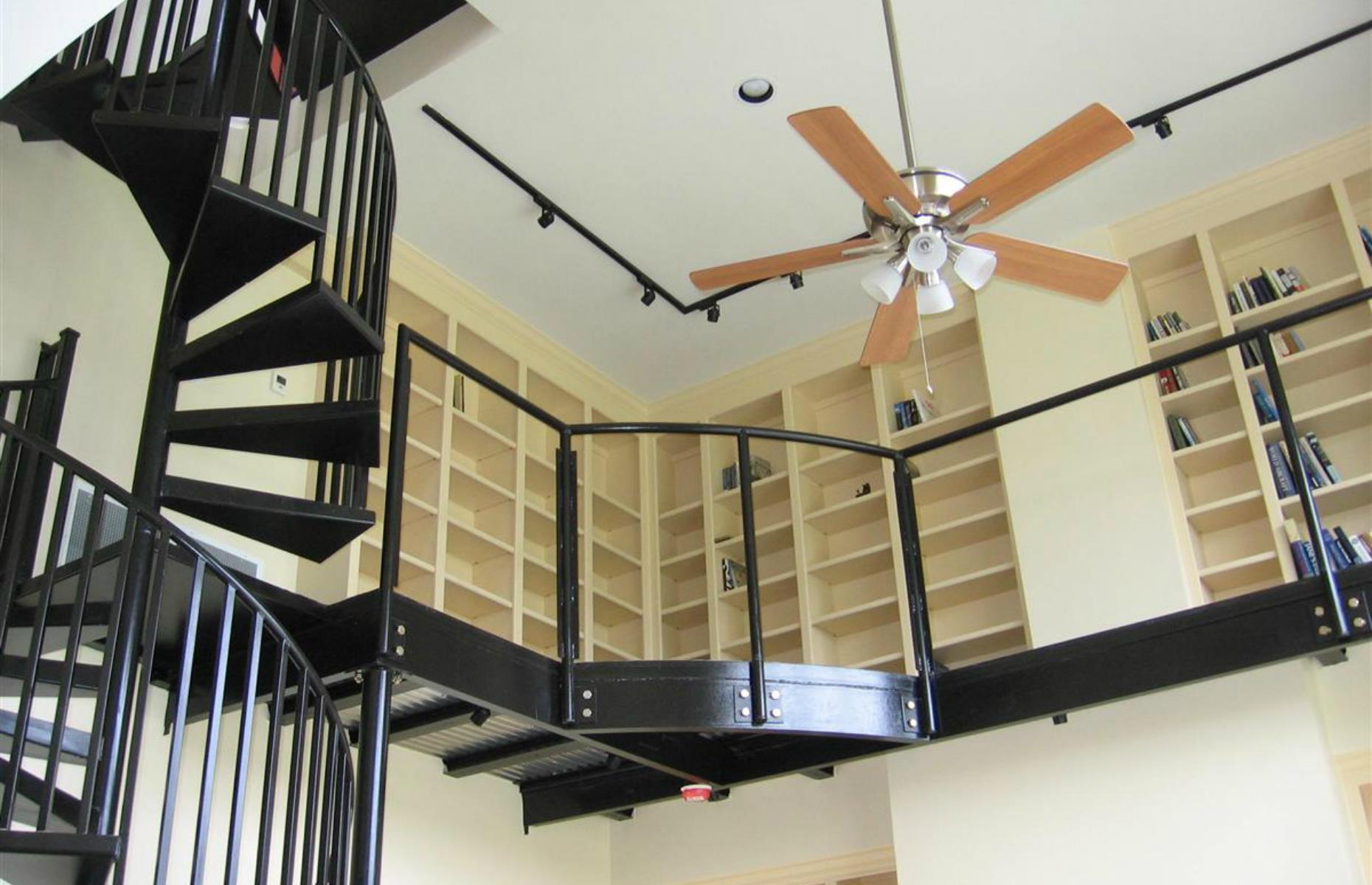 Hangar and control tower home, Texas, USA: You won't believe people live inside these hangar homes